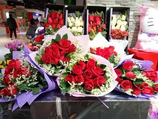 开花店挣钱吗(学花艺一般要多少钱学费)
