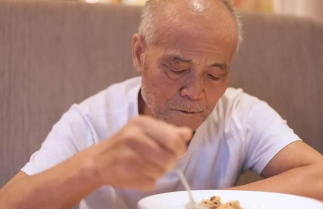 睡觉吐口水到底是不是病，睡觉吐口水就真的吐了（俗语：“晨不吐口水）