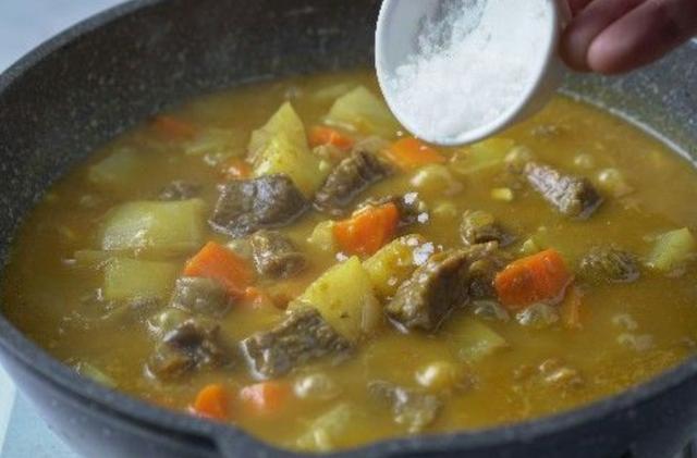 咖喱牛肉的做法，牛肉酱的做法最正宗的做法视频（加咖喱做法也不错）