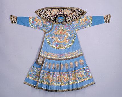 满族的习俗和服饰介绍，满族的风俗和服饰（满族人的服饰和装扮有什么特点）