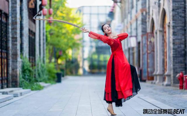 怎样练舞蹈基本功，自己在家怎么学舞蹈（学中国舞这些舞蹈的基本功）