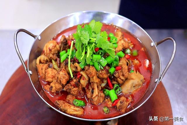 辣子鸡怎么炒才好吃，家常辣子鸡怎么炒（简单一翻一炒端上桌）