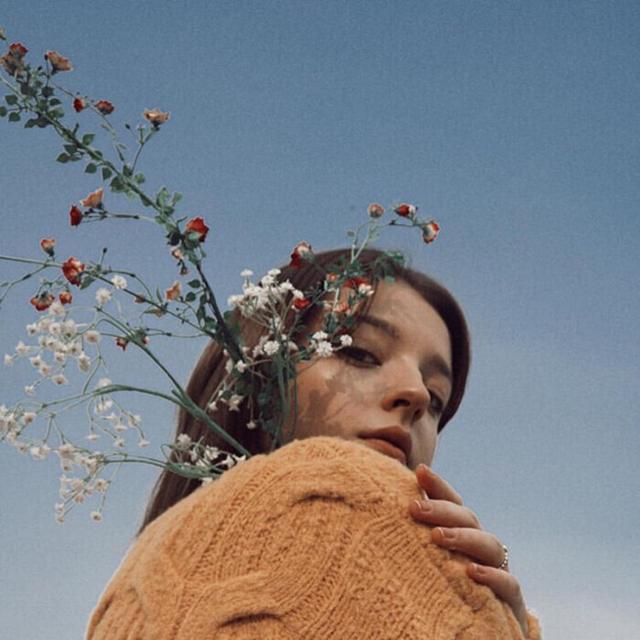 ins头像女生，ins风女生头像微信（INS风背景图）