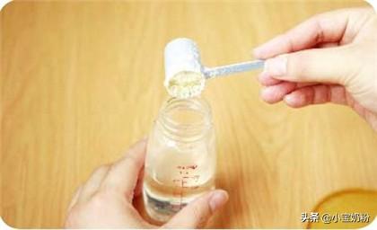 新生儿如何冲泡奶粉，新生儿冲泡奶粉多少度合适（如何正确的给宝宝冲泡奶粉）