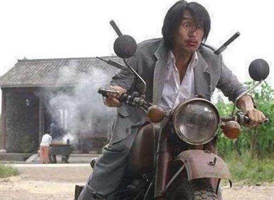 梁小龙秃头吗，被迫跟着我爹看了12遍