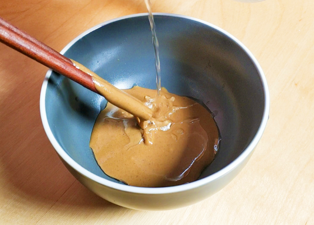 麻汁凉面的麻汁怎么调，凉面条麻汁怎么调（稀释芝麻酱）
