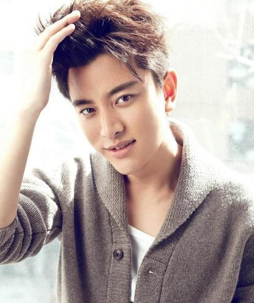 李小璐多大年纪，李小璐多大（38岁李小璐骑儿童车扮嫩）