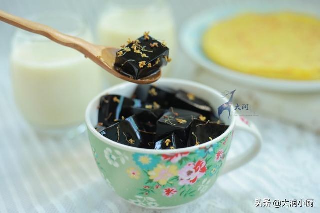 龟苓膏是什么做的，龟苓膏是什么做的乌龟（龟苓膏别以为就是凉粉）