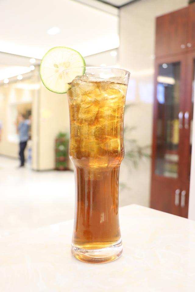 英式调酒和花式调酒有什么区别，英式调酒跟美式调酒的区别（花式调酒的饮品有什么种类）