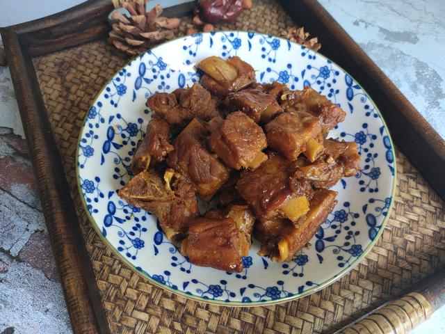 炖排骨什么时候放盐最好，炖排骨汤时什么时候放盐好（难怪排骨发柴不软烂）