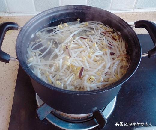 吃清汤火锅涮什么菜好吃，吃清汤火锅涮什么菜好吃呢（试试这样的清汤小火锅）