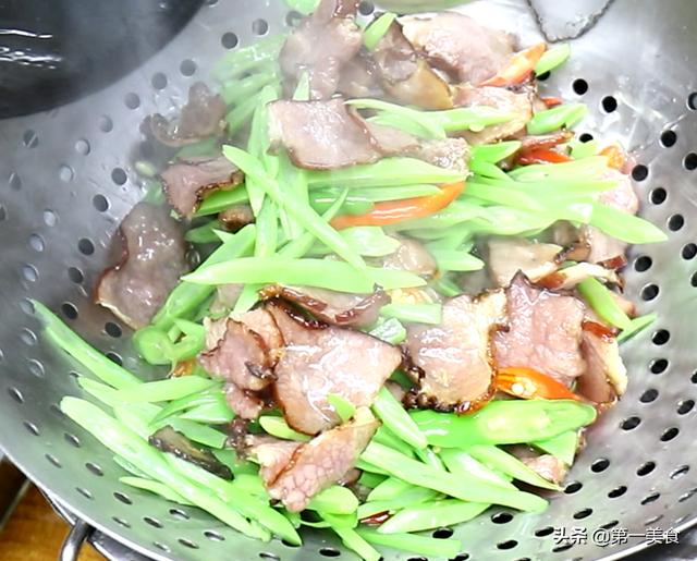 腊肉怎么吃前怎么处理方法，还是最爱农家扁豆炒腊肉