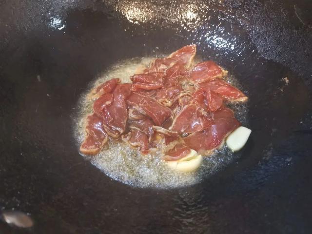 蚝油牛肉是哪里菜，蚝油牛肉是什么地方的菜（老何说菜丨家庭版蚝油双椒牛肉）