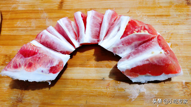 柚子怎么剥皮小妙招，不仅能剥出的完整的果肉