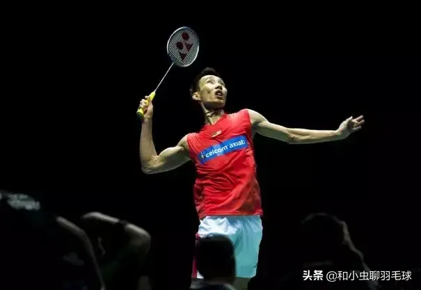 怎么选羽毛球拍，初学者如何选择羽毛球拍（如何选购适合自己的羽毛球拍）