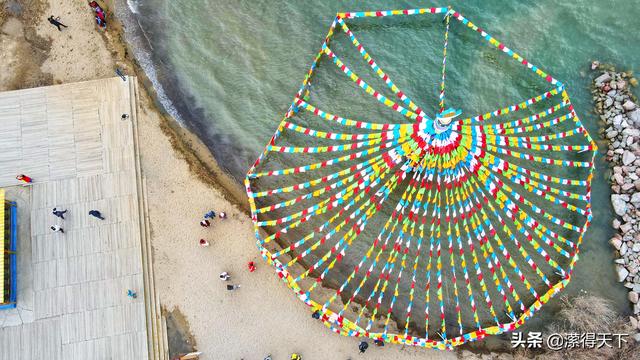 自驾游青海湖，自驾游青海湖视频（雪山、草甸、湖泊尽收眼底）