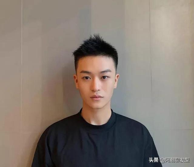 男生碎盖头发型，碎盖头发型要烫头发吗（年底超火的3款男生发型参考）