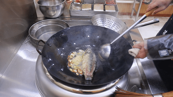 鲫鱼汤怎么熬出奶白色，怎样熬出奶白色鲫鱼汤（是开水和冷水的关键吗）