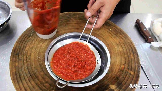 自制火锅底料的做法，自己做火锅底料的做法（厨师长教你一个火锅底料的熬制方法）