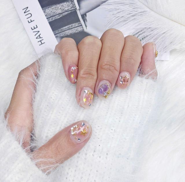 透明指甲油怎么涂好看，指甲涂透明指甲油好不好（赶走夏日炎热怎能少得了它）