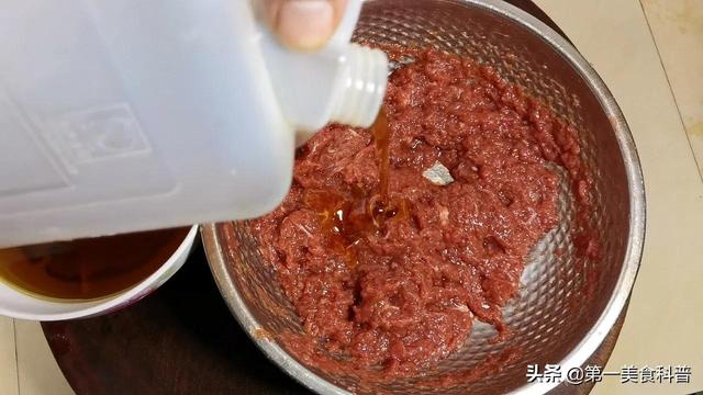 牛肉馅水饺怎么调馅好吃，牛肉饺子的馅怎么调才好吃（这才是牛肉馅饺子最经典做法）