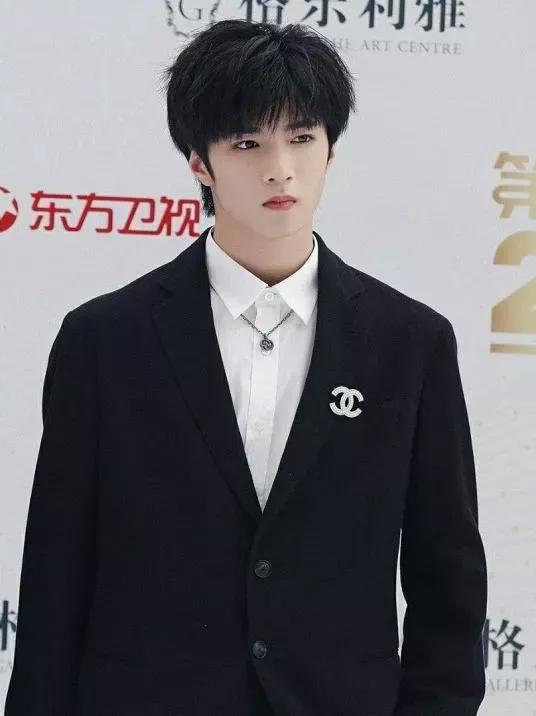 刘耀文头像女生专用，刘耀文｜帅且自知的靓仔微信（壁纸加头像）