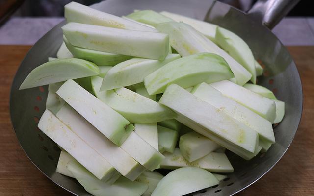 虎皮辣子烧茄子的家常做法窍门，家常虎皮辣子烧茄子怎么做好吃（教你做烧椒茄子）
