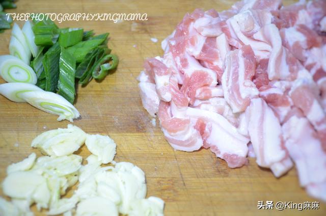 酸豆角炒五花肉的做法，酸豆角炒红烧肉的做法（随便搭配个酸豆角炒肉）