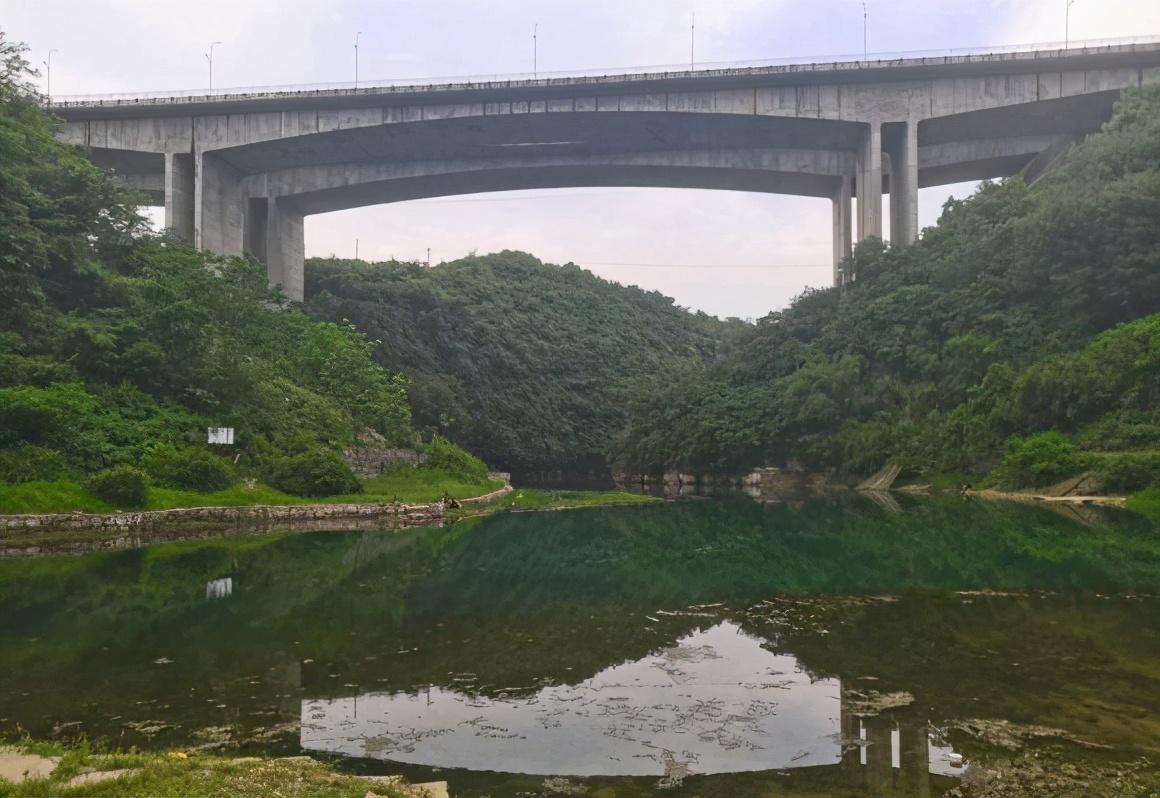 水域山（贵阳郊外一处小河里）