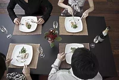 西餐礼仪刀叉用法，最正确的西餐餐具刀叉的用法/西餐刀叉怎么拿（揭秘那些不为人知的西餐刀叉礼仪）