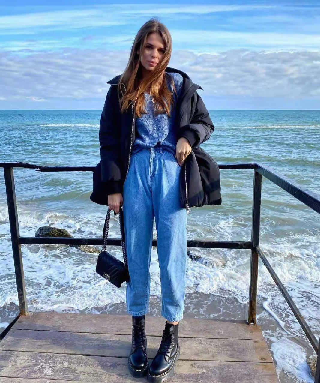 深蓝 蓝色,同色搭配向来是考验时髦力的关键,其中永远不出错的搭配法