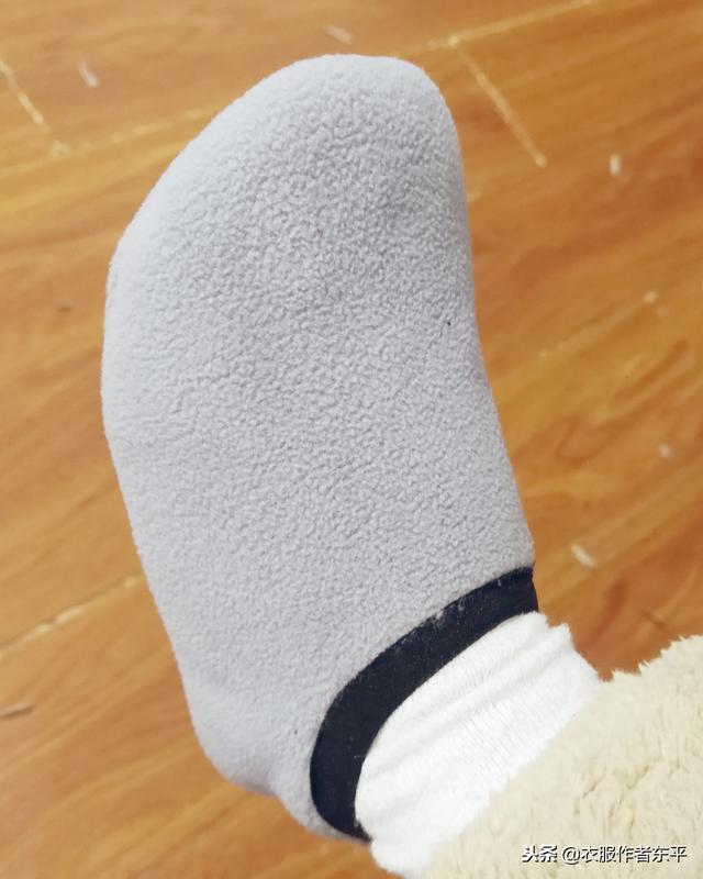 如何制作手工娃娃的袜子，裁衣服剩余的零碎布头不要扔