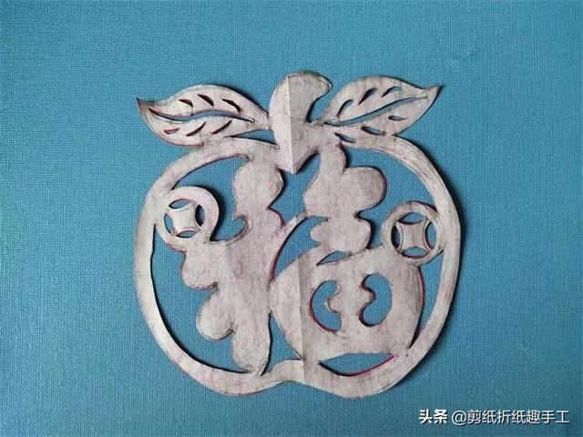 窗花福字怎么剪，过年窗花福字怎么剪（剪纸教程：过年剪个平安福）