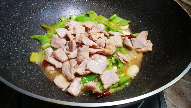 肉炒青椒的做法，肉炒青椒的家常做法（技巧跟做法都告诉你）