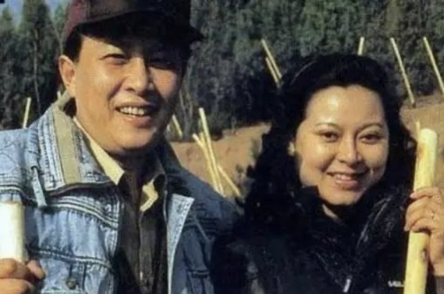 唐国强两段情：前妻除夕夜自杀，二婚娶小12岁妻子，成人生赢家