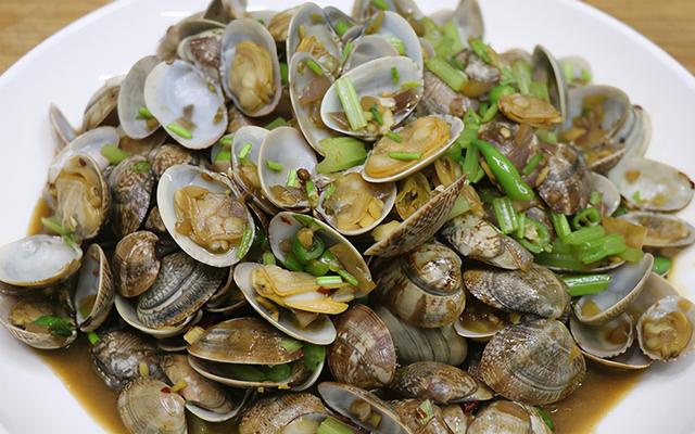 炒花甲怎么炒好吃，爆炒花甲怎么做（家常菜爆炒花甲）