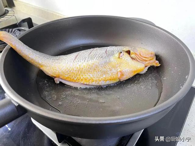 介绍煎鱼防粘锅的方法，介绍煎鱼防粘锅的方法作文（煎鱼不能直接下油锅）