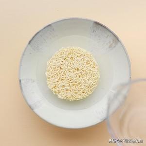 微波炉泡面的做法，用微波炉煮方便面（微波炉任意泡面）