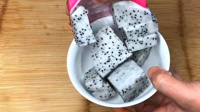 火龙果怎么切，火龙果怎么切好看摆盘不带皮（才知道“最完美”打开方法）