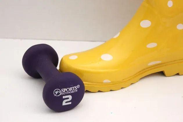 老式花束插花泥教程，老式花束插花泥教程图解（在旧鞋里插花）