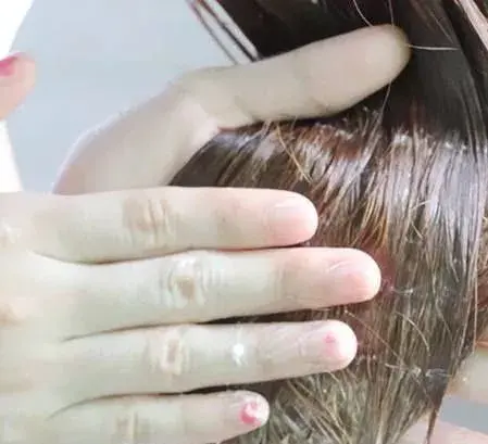 发膜与倒膜的区别，倒膜和发膜（长发飘扬 ，发膜与护发素）