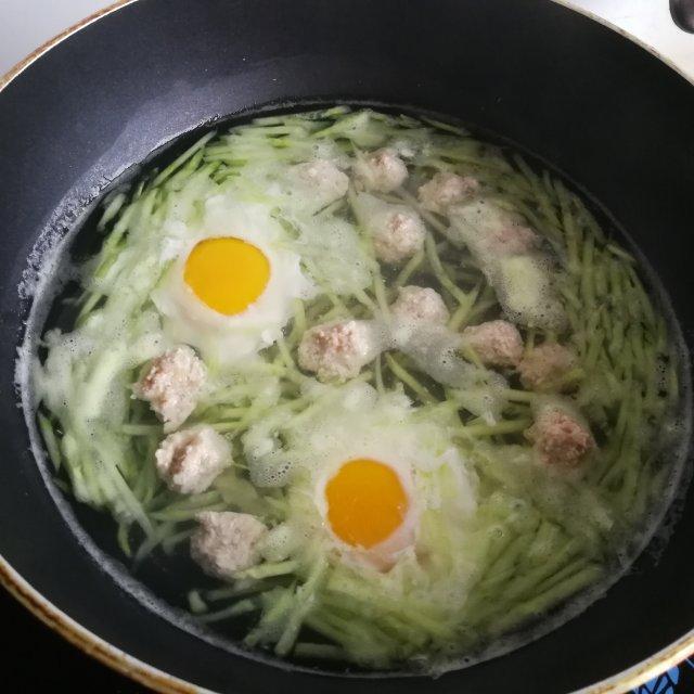 黄瓜肉片汤怎么做，黄瓜肉片汤怎么做好吃又嫩（黄瓜丝鸡蛋肉丸汤，清淡营养）