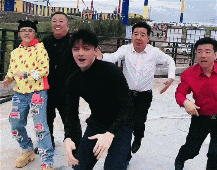 54岁金龟子刘纯燕暴瘦，路边热舞给阿尔法新歌打榜，锥子脸认不出