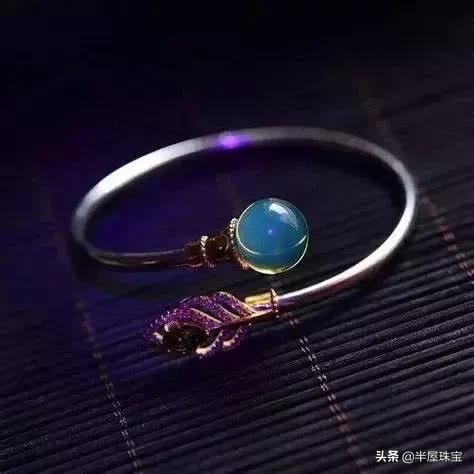 琥珀是什么样子的，琥珀长什么样子（唯一能“变色”的琥珀）