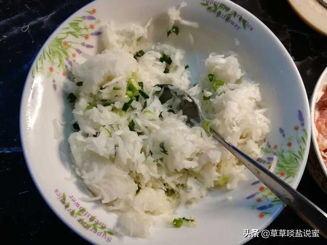 萝卜丝虾皮油墩子的做法，怎样做萝卜丝油墩子（简单易学的萝卜丝饼）