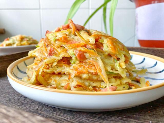 胡萝卜丝饼的做法，胡萝卜丝饼做法是什么（土豆胡萝卜擦成细丝一起做成早餐饼做法即简单又好吃全家都喜欢吃）