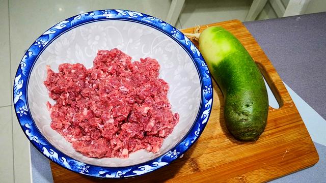 牛肉配啥菜包餃子好吃,牛肉餡配什麼菜包餃子好吃(牛肉和蘿蔔包餃子)