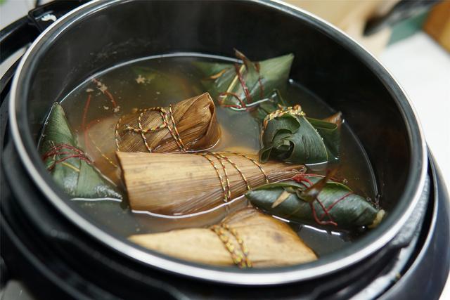 熟的粽子煮多长时间能煮熟，粽子煮多长时间可以熟（端午煮粽子，用热水还是冷水）