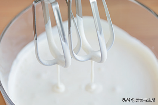 淡奶油怎么打发，淡奶油怎么打发不起来（打发淡奶油的正确方式）