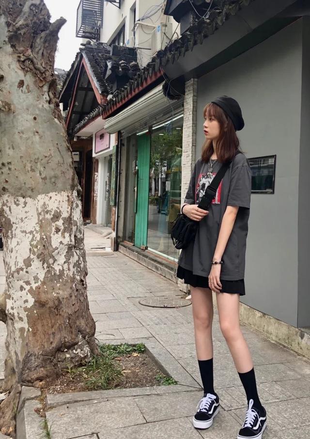 百褶裙的10种搭配方法，百褶裙子怎么搭配（怪不得女生总爱穿百褶裙）